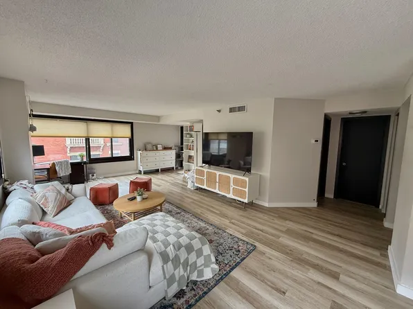 26 10th St W Unit 402, Saint Paul, MN 55102