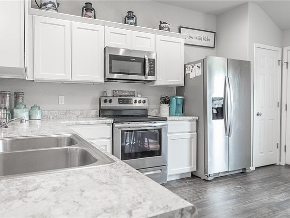 5th image of 824 NW Evans Cir