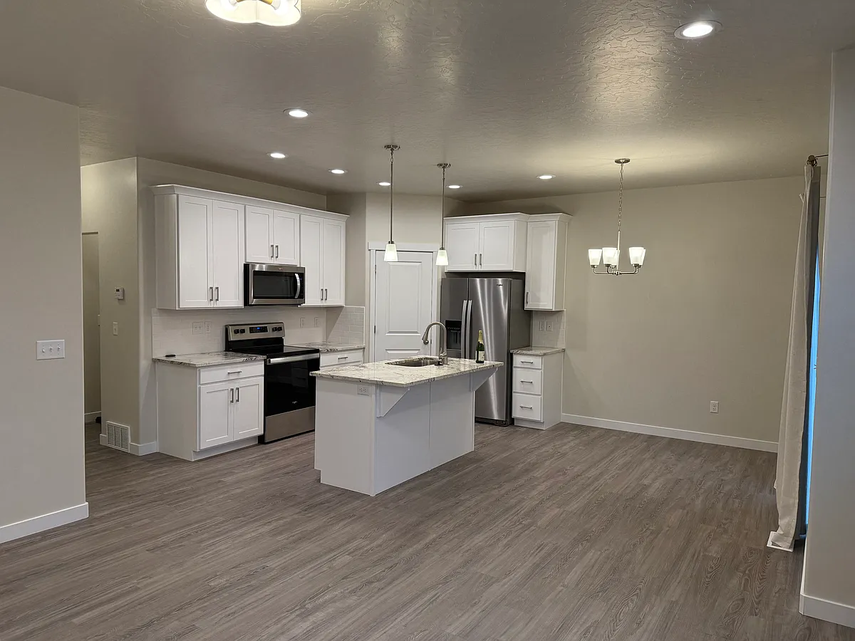 Building Photo - 885 N Hilltop Dr