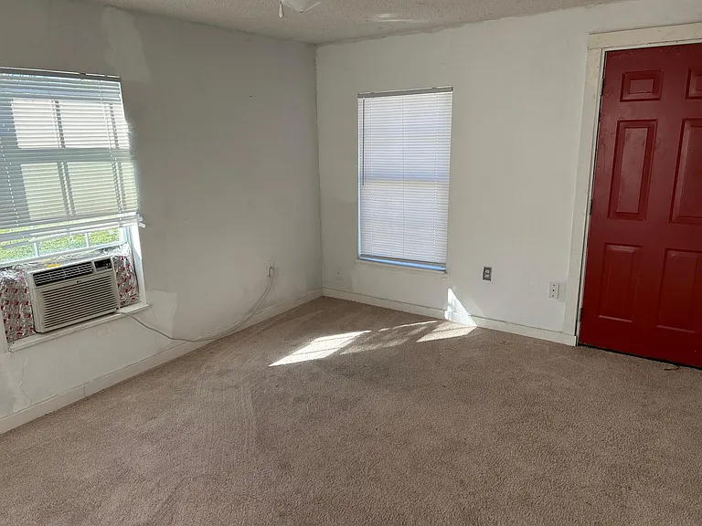 300 S Houston St — Photo 7