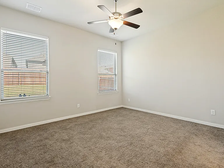 3909 Chesapeake Ln — Photo 7