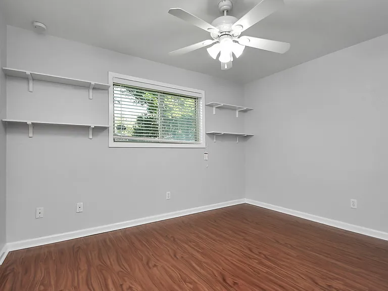 Secondary bedroom.