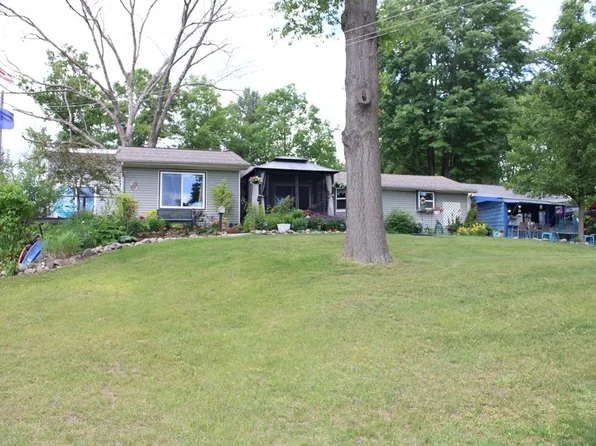 8889 Lakeview St, Farwell, MI 48622