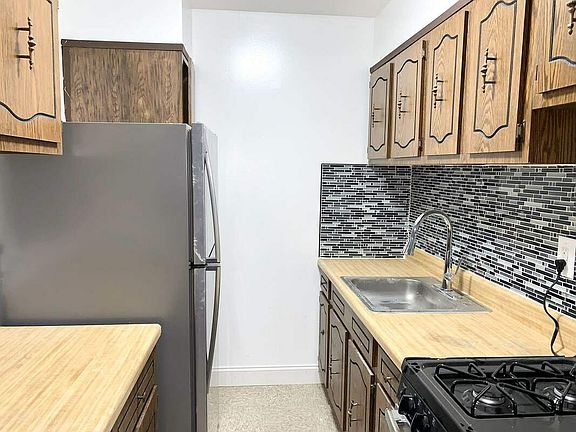 3rd image of 932 Bronx Park S APT 1G