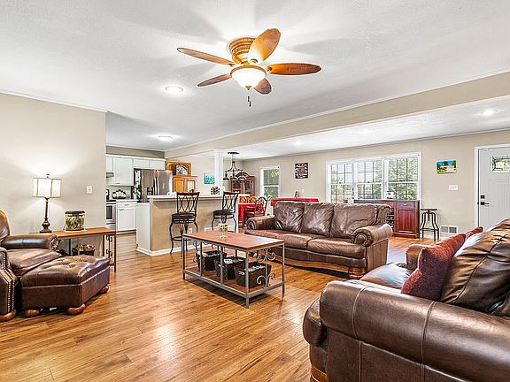 5th image of 524 NW Brock Cir