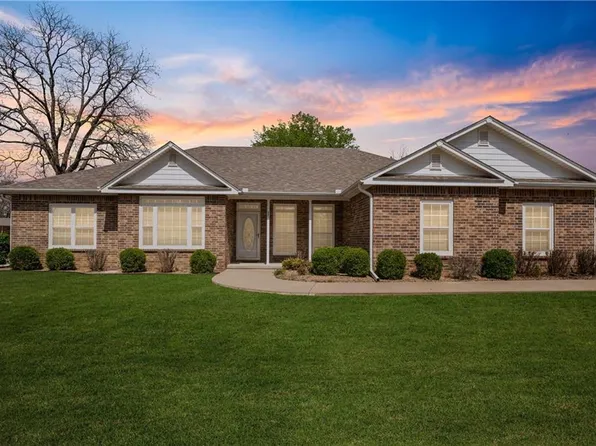 601 E 3rd Ave, Caney, KS 67333