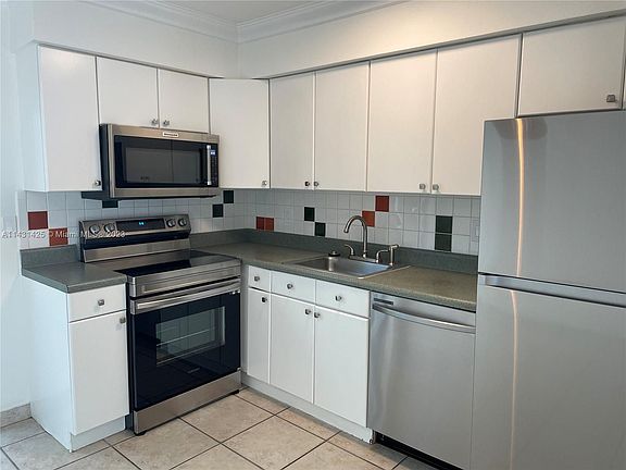 4th image of 3114 SW 1st Ave #3116