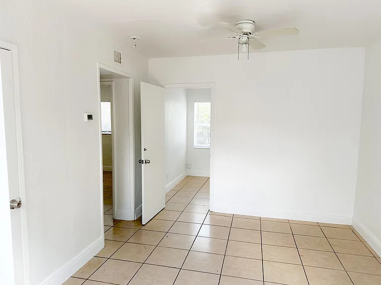 1960 SW 41st Ave #6A — Photo 7