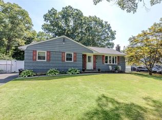 5 Seneca Trl, Ridge, NY 11961