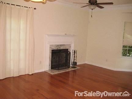 2051 Pinnacle Pointe Dr
						:
						Nice open living room with gas fireplace and hardwood floors