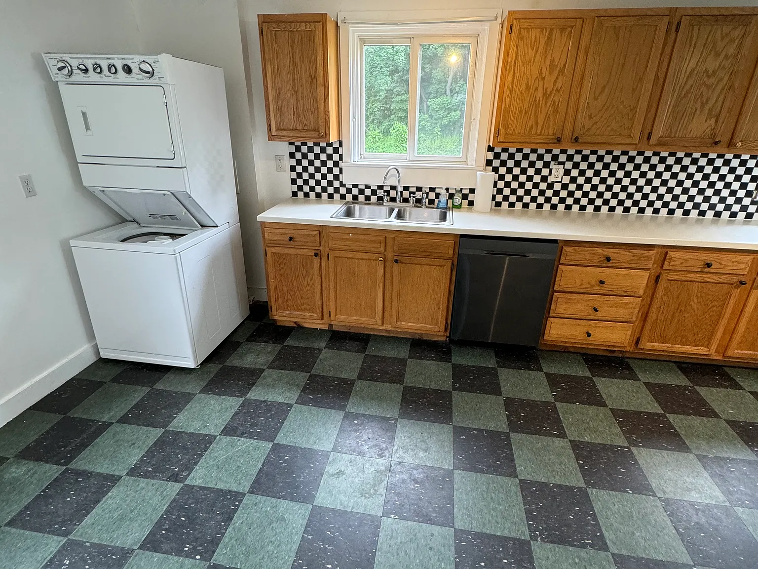 5 bed, 1646 sqft, $4,800 — Photo 2