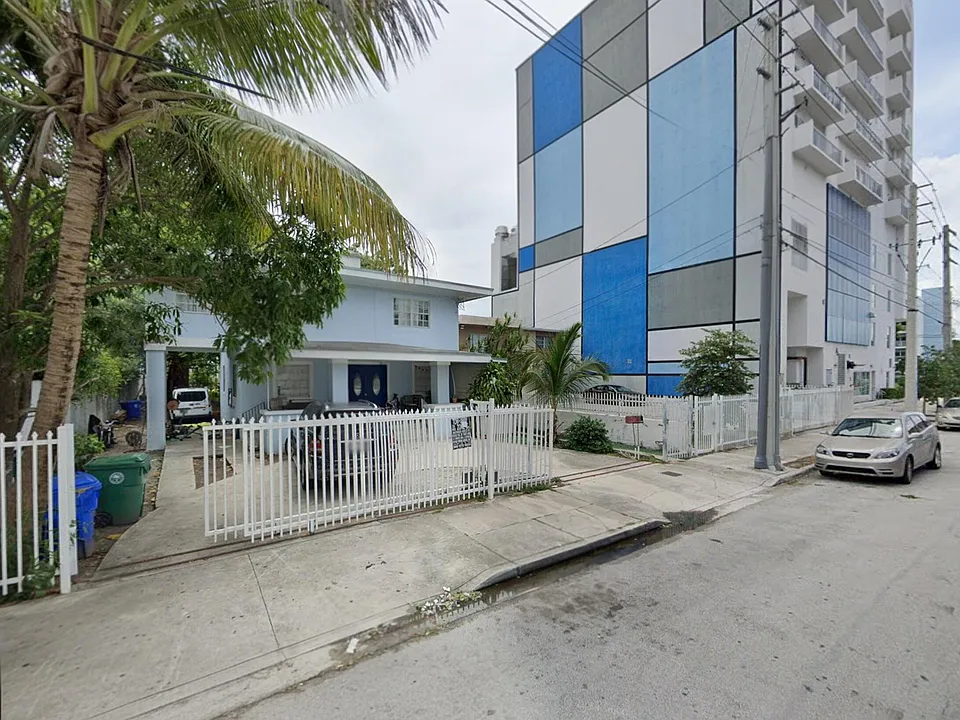 652 NW 1st St