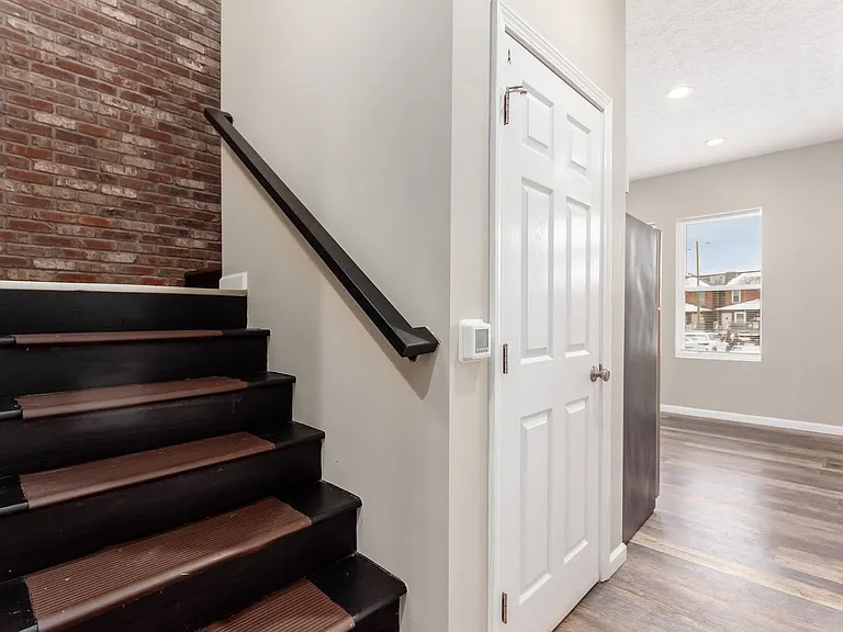 1363 Summit St — Photo 8