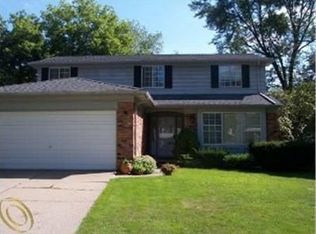 10495 Borgman Ave, Huntington Woods, MI 48070