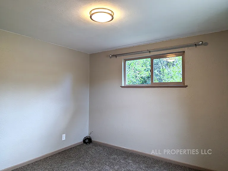1005 N Newton St — Photo 11
