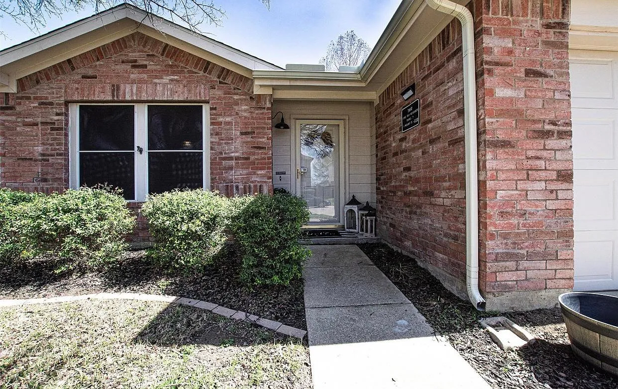 2932 Frontier Ln — Photo 3