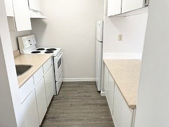 4th image of 1715 W 11th Ave #1479363