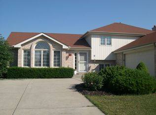 6 Scarsdale Ct, Woodridge, IL 60517