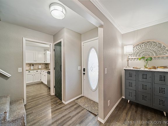 4th image of 1001 W Queens St