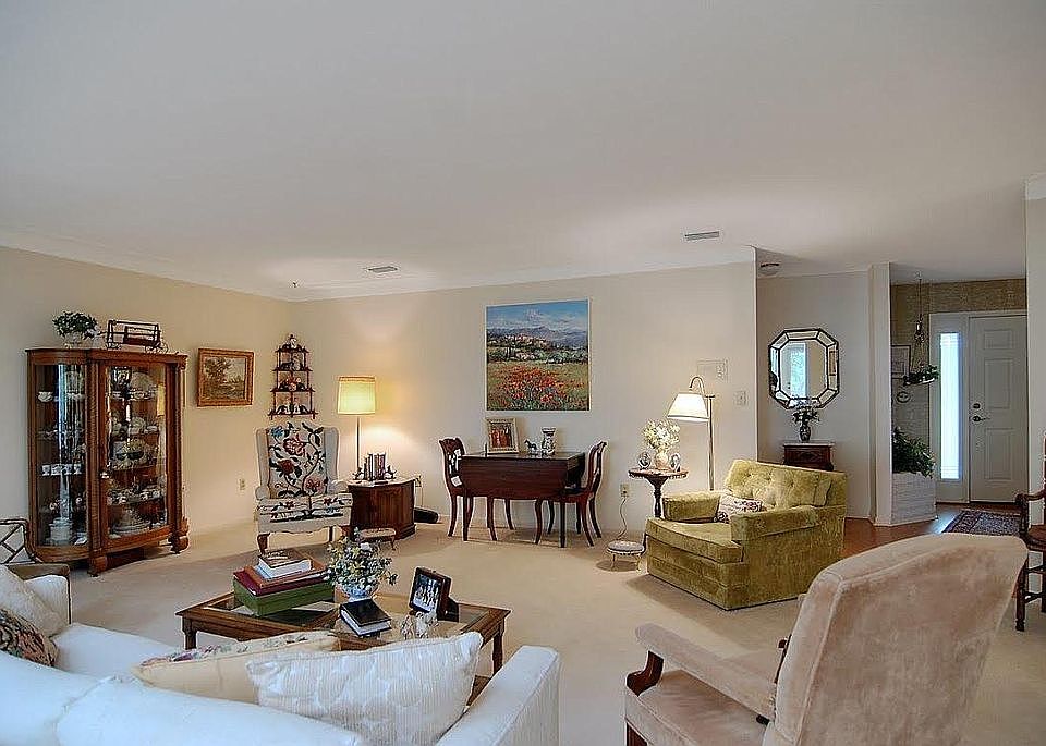 1st image of 11 Yacht Club Ln