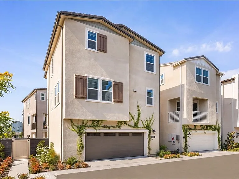 1221 Windmill Ln — Photo 2