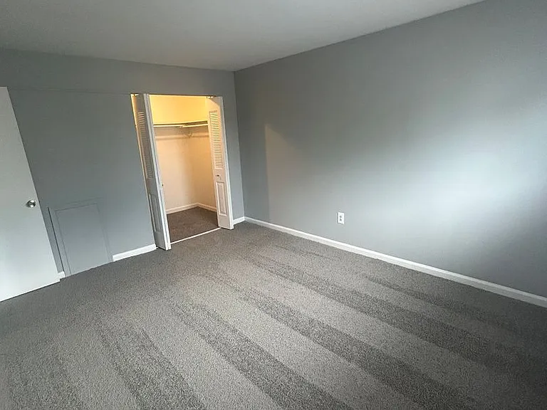 HOLLY GARDEN APARTMENTS — Photo 9