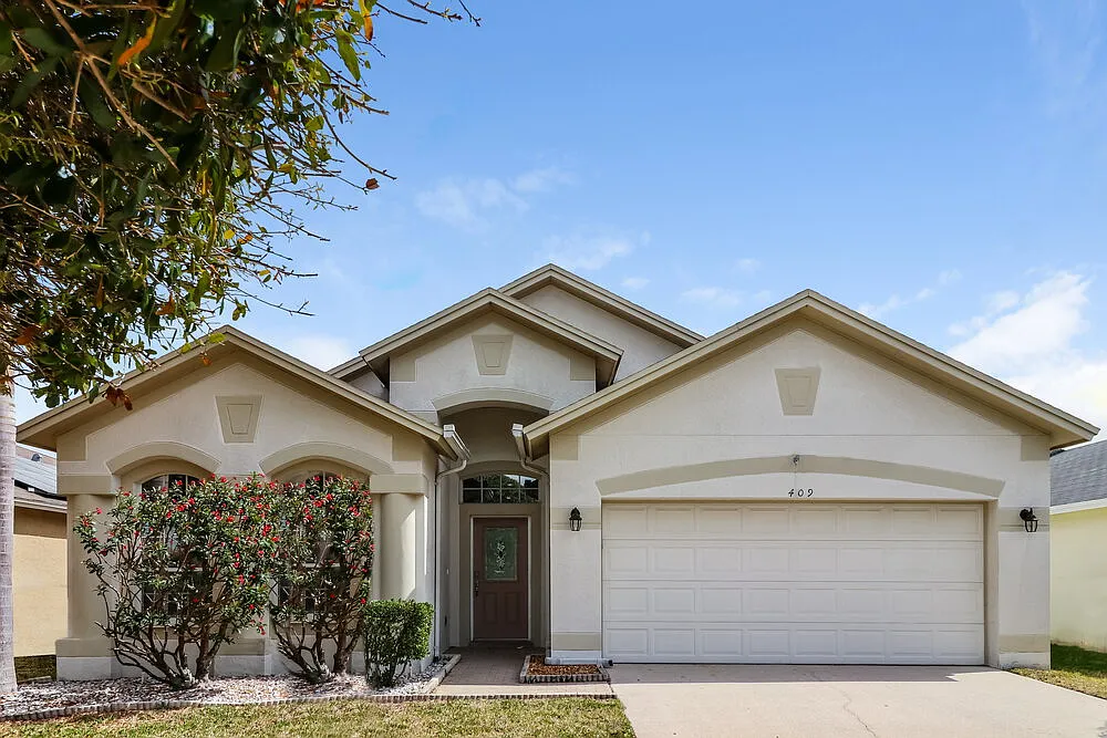 4 bed, 2.0 bath, 2110 sqft, $2,200 — Photo 1