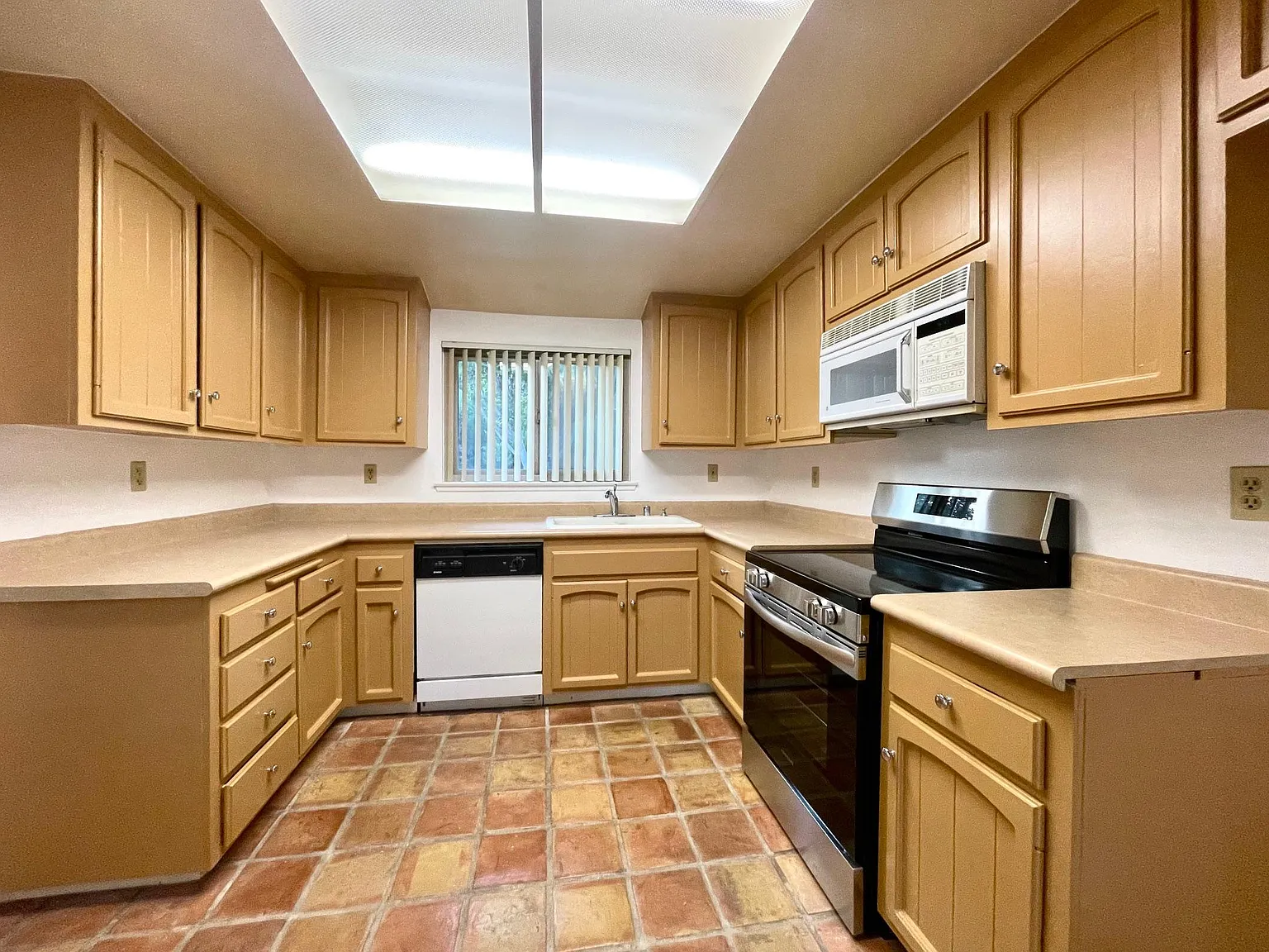 2 bed, 1044 sqft, $3,295 — Photo 3