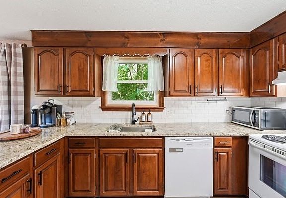 3rd image of 185 Murphy Ln