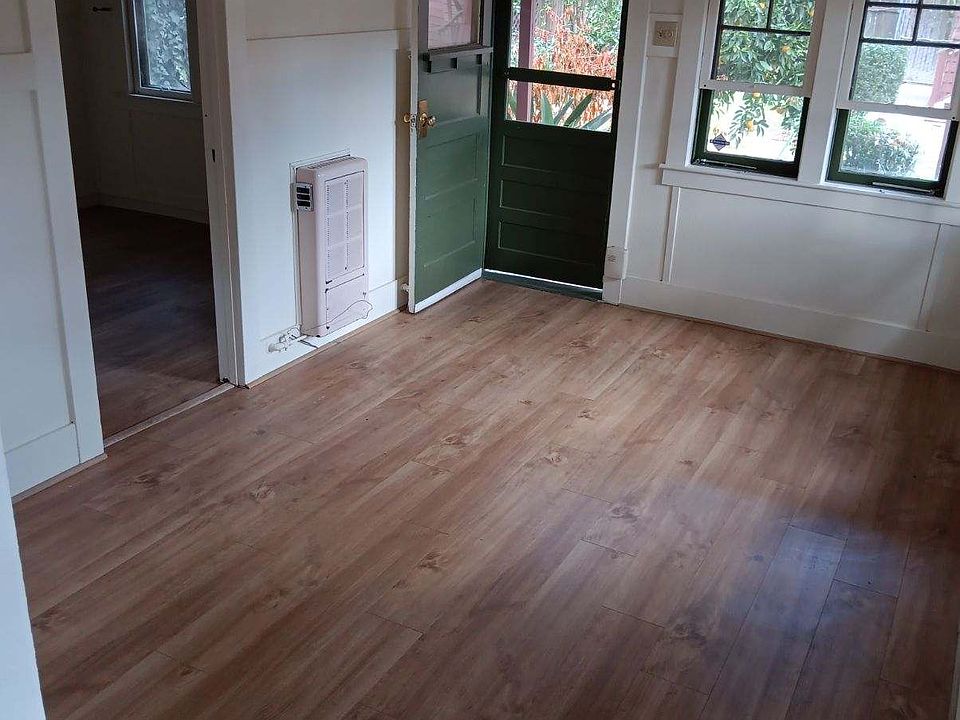 Entrance & Livingroom