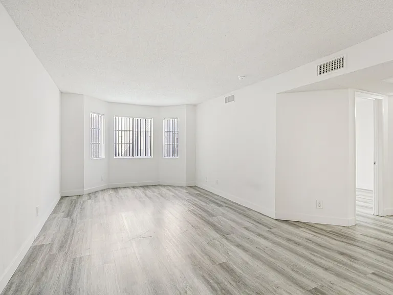 5555 Harold Way — Photo 11