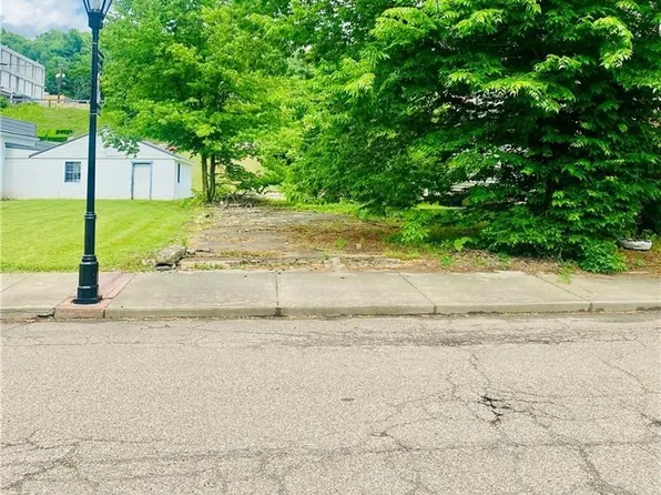 S Chester St, New Cumberland, WV 26047