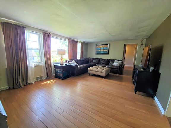 3rd image of 111 Mary St