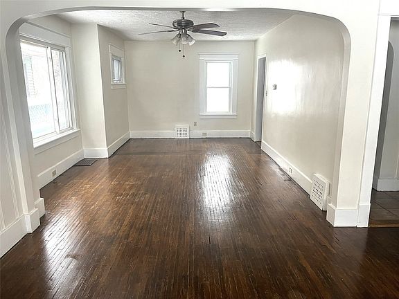 3rd image of 424 Lighthouse St