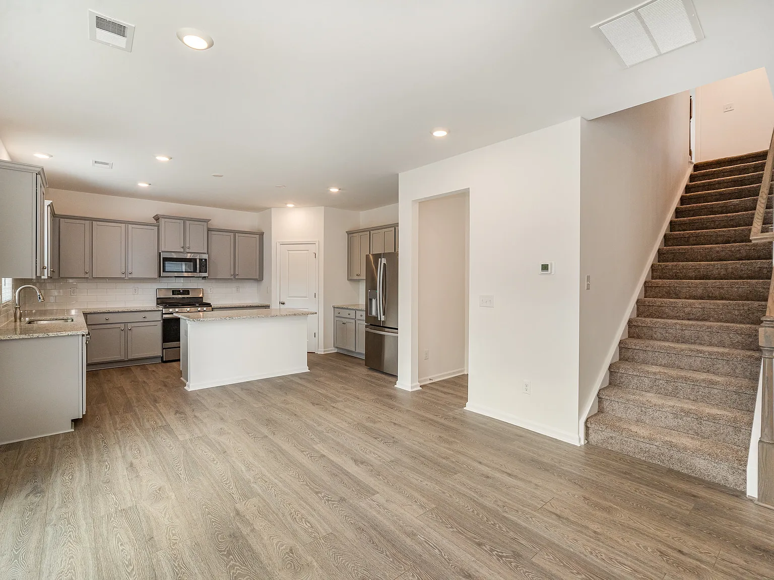 5 bed, 2600 sqft, $2,545 — Photo 4