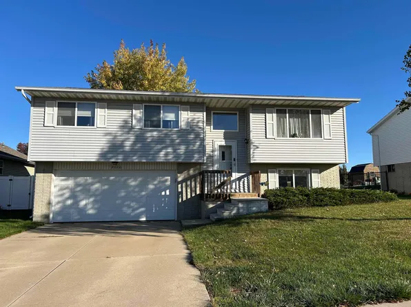 2610 Bullis Dr, Marion, IA 52302