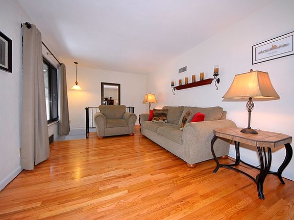 4th image of 10104 Shapfield Ln
