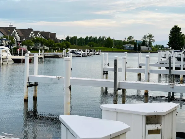 23 Marina Dr N, Manistee, MI 49660