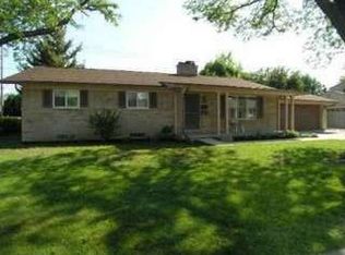 1045 Marian Ct, Grosse Pointe Woods, MI 48236