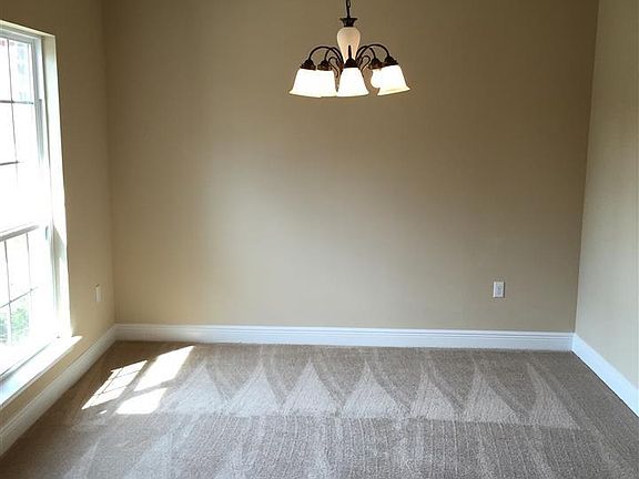 4th image of 2533 Redford Dr