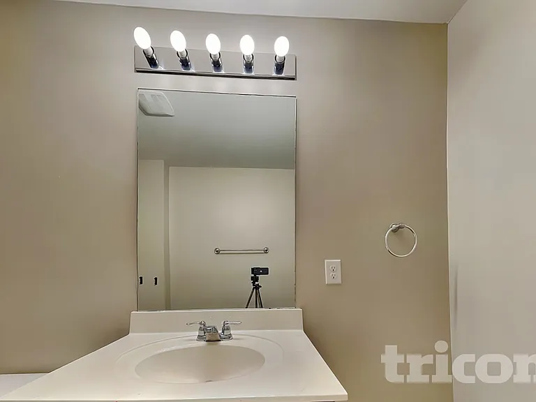 1042 Sutherland Dr — Photo 13