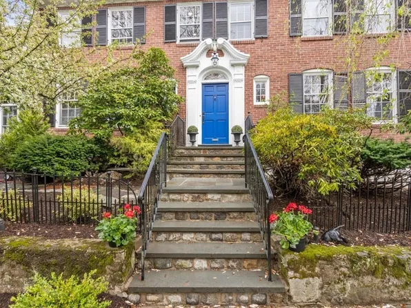 464 Newton St, Brookline, MA 02467