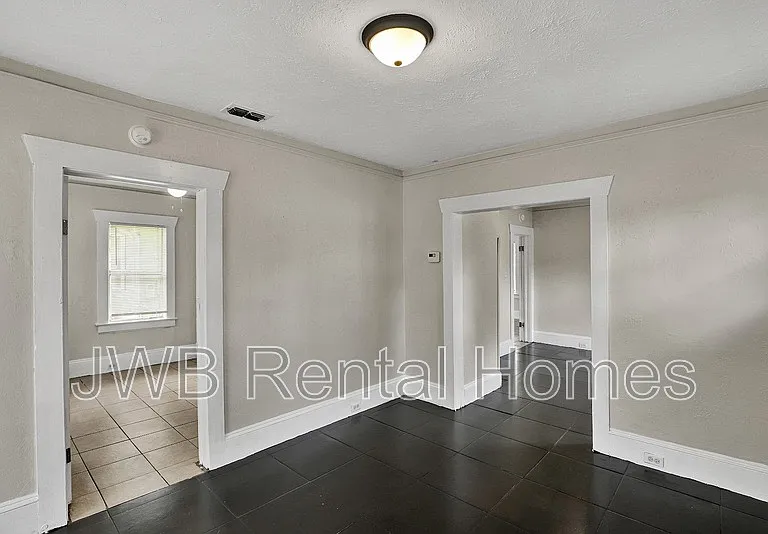 1316 W 31st St — Photo 6