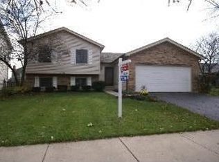 2296 Briarhill Dr, Naperville, IL 60565