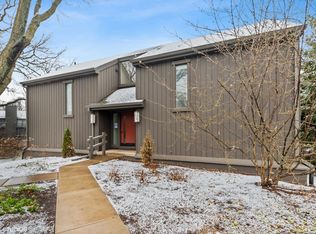 279 Rolling Wood Ln APT B, Lake Barrington, IL 60010