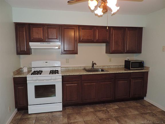 4th image of 26282 Woodmont St