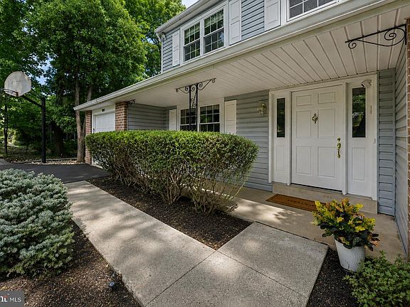 3rd image of 801 Pardee Ln