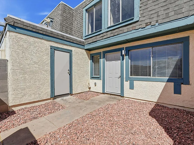 8053 N 32nd Dr — Photo 2