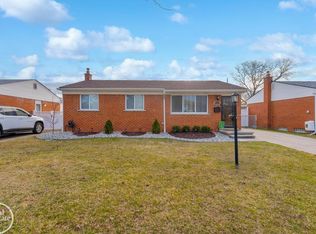 6496 Huntleigh St, Garden City, MI 48135