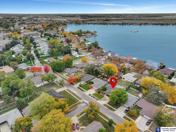 1040 Surfside Dr, Lincoln, NE 68528